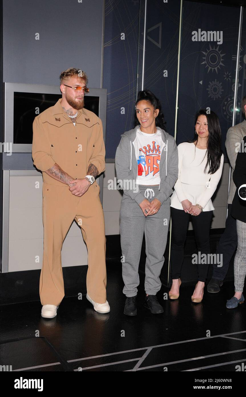 New York, Stati Uniti. 26th Apr 2022. Jake Paul e Amanda Serrano visitano l'Empire state Building per promuovere la partita di boxe Taylor vs Serrano a New York. Katie Taylor e Amanda Serrano's Fight saranno il primo evento di boxe in assoluto tra le donne al Madison Square Garden. (Foto di Efren Landaos/SOPA Images/Sipa USA) Credit: Sipa USA/Alamy Live News Foto Stock