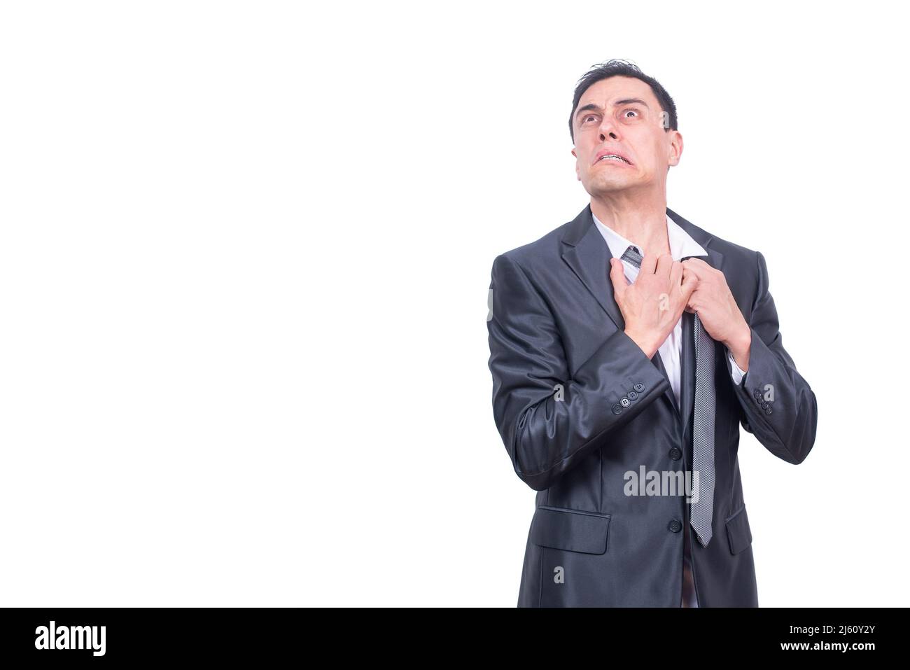 Uomo d'affari stanco che allenta la cravatta in studio leggero Foto Stock