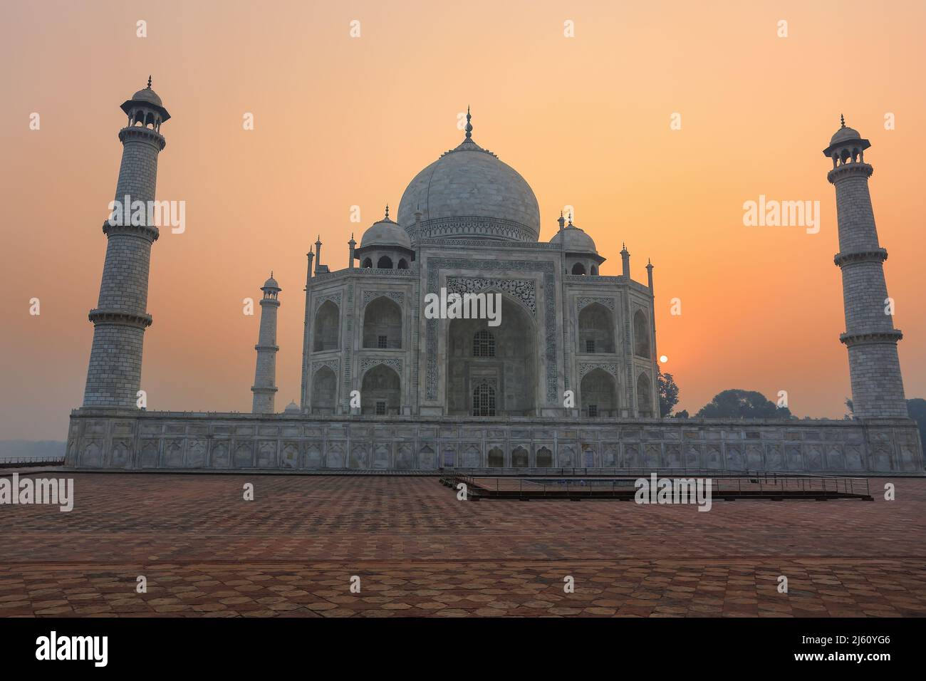 Taj Mahal di sunrise, Agra, Uttar Pradesh, India. Taj Mahal è stato designato come un Sito Patrimonio Mondiale dell'UNESCO nel 1983. Foto Stock