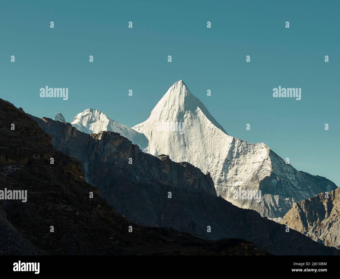 Yangmaiyong (o Jampayang in lingua tibetana) picco di montagna sotto il cielo blu in Yading, Contea di Daocheng, Provincia di Sichuan, Cina Foto Stock