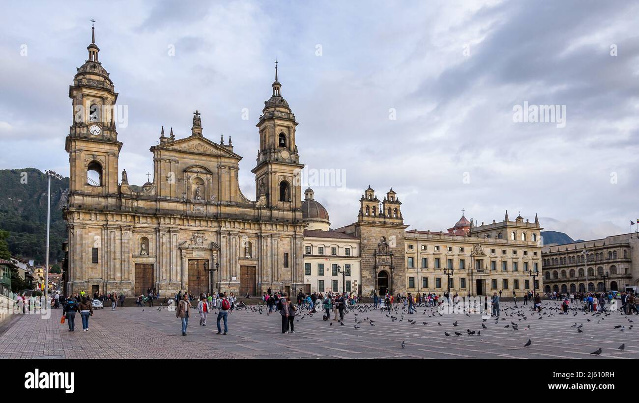 Cattedrale della Basilica Metropolitana di Bogotá, accanto alla Cappella Sacra e al Palazzo Arcivescovile, situata sul lato orientale di Piazza Bolívar, a Bogotá, D.C. Foto Stock