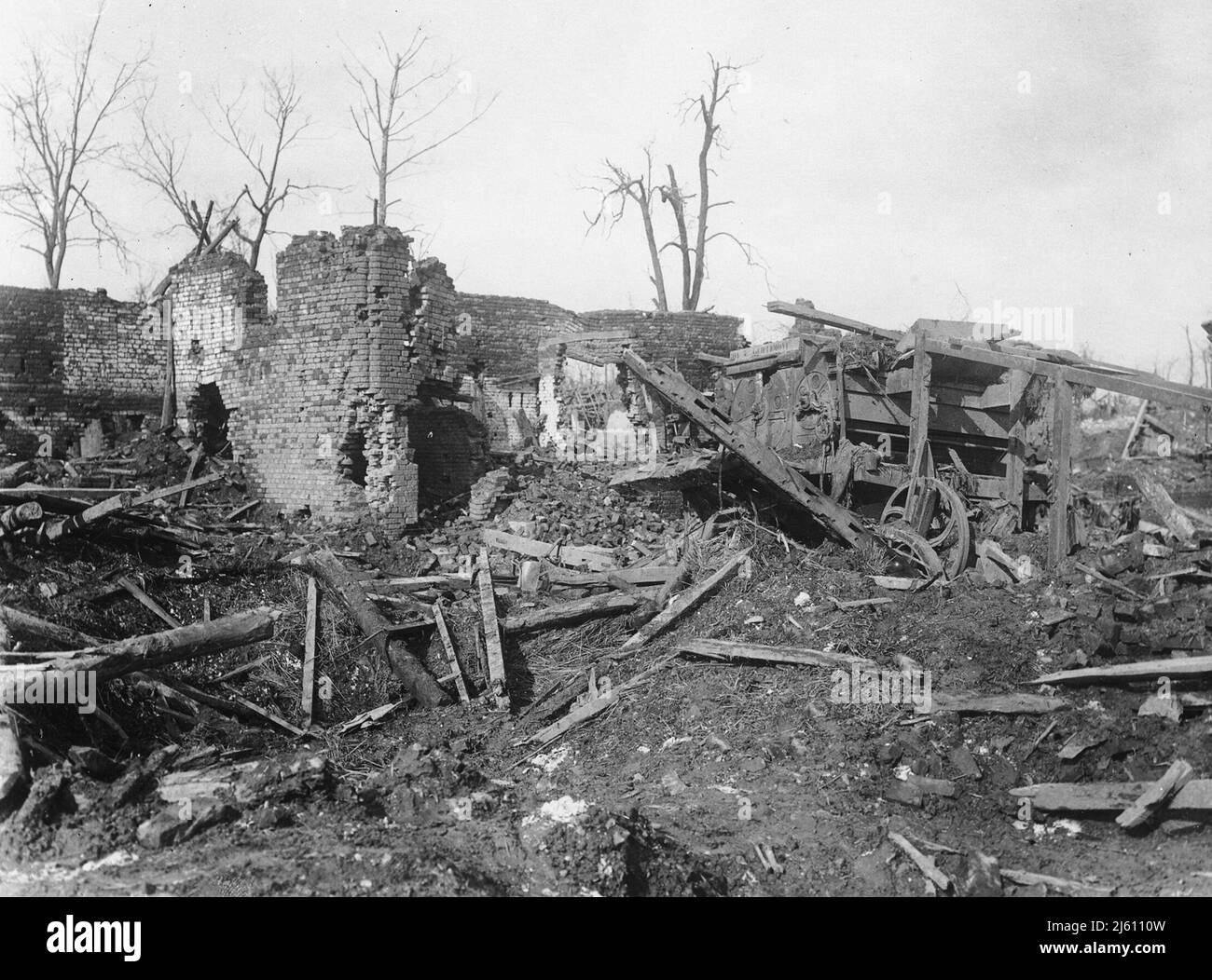 Rovine nel villaggio di Puisieux, che le truppe britanniche entrarono il 28th febbraio 1917. Foto Stock