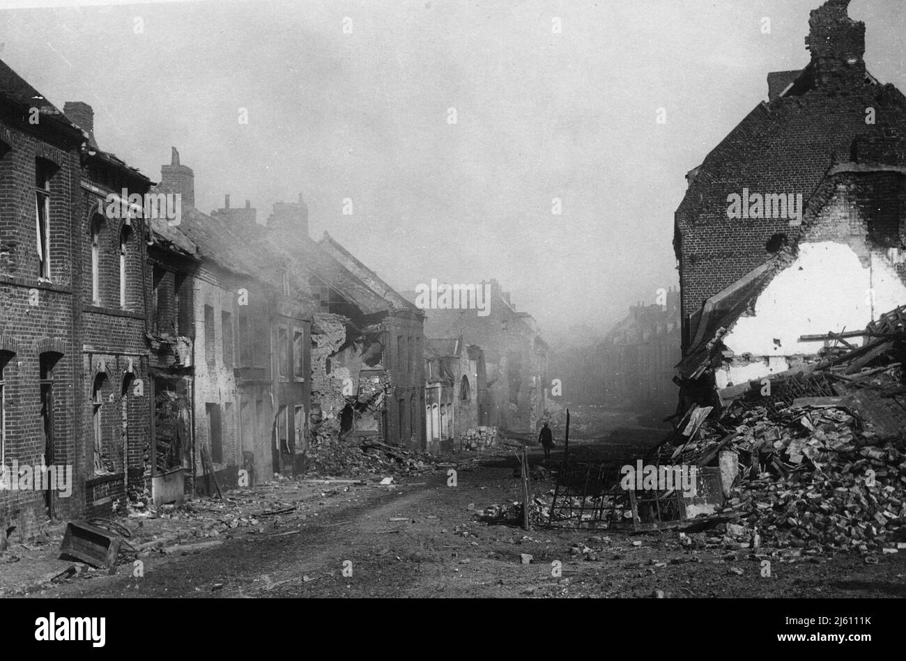 Vista di una via in rovina a Bapaume, vista il 17th marzo 1917, Foto Stock