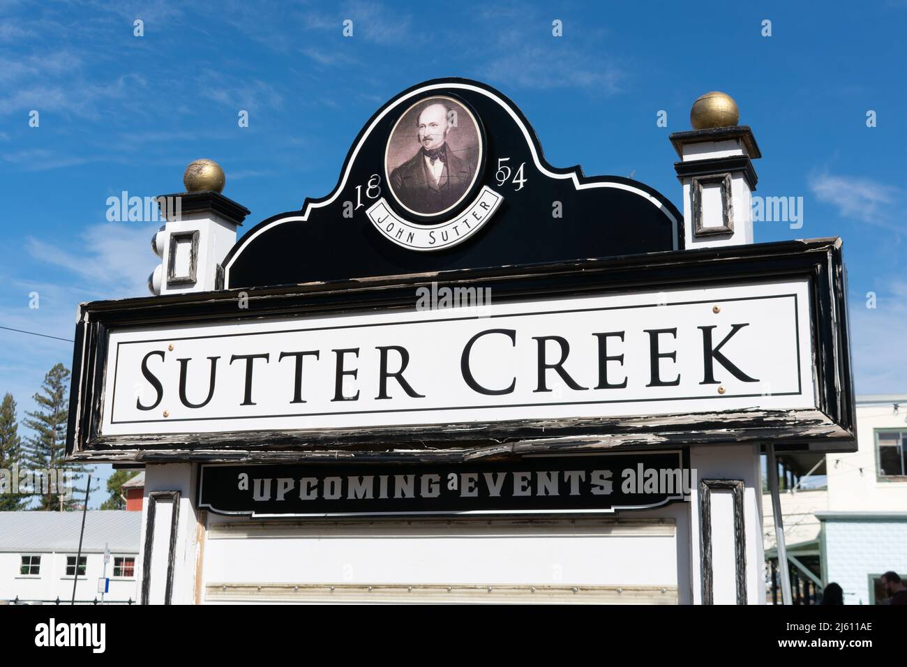 Cartello di benvenuto che accoglie i turisti nella storica città di Sutter Creek sulla vecchia autostrada 49. - Sutter Creek, California, Stati Uniti d'America - 2022 Foto Stock