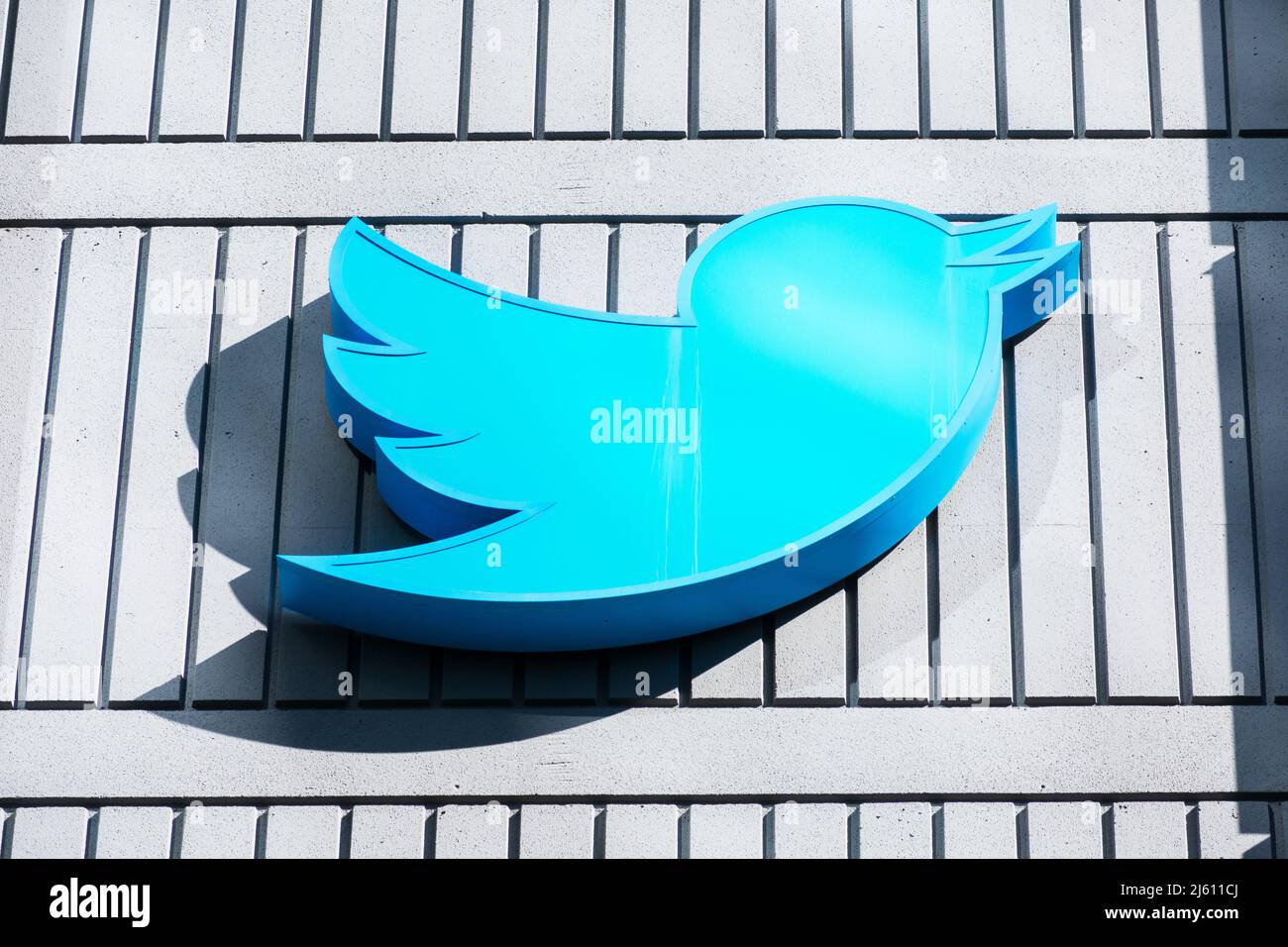 Logo Twitter Bird sull'edificio della sede centrale. Twitter è un servizio americano di microblogging e social networking - San Francisco, California, USA Foto Stock