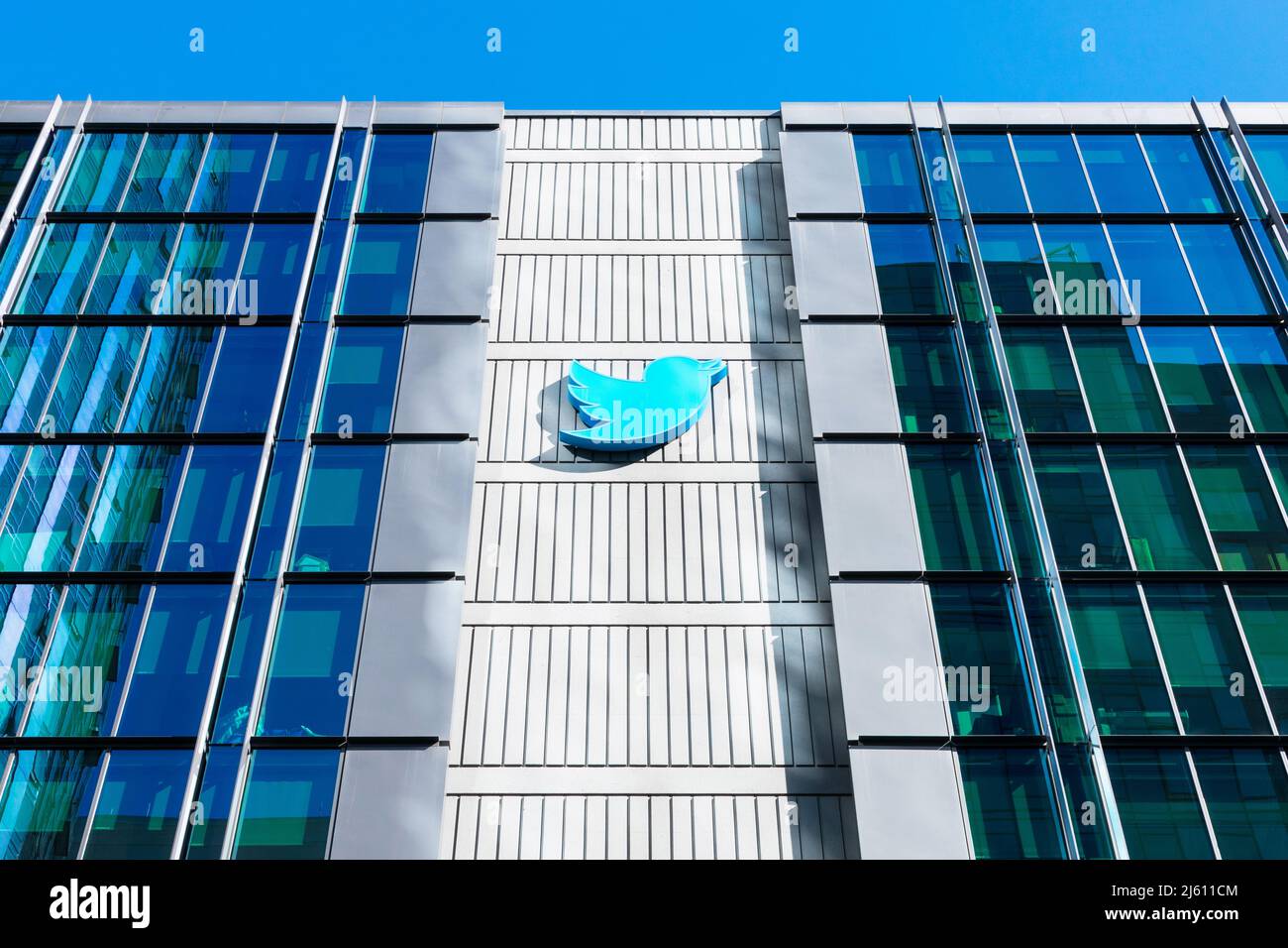 Twitter segno, logo sulla sede centrale edificio del campus. Twitter è il servizio americano di microblogging e social networking - San Francisco, California, USA Foto Stock