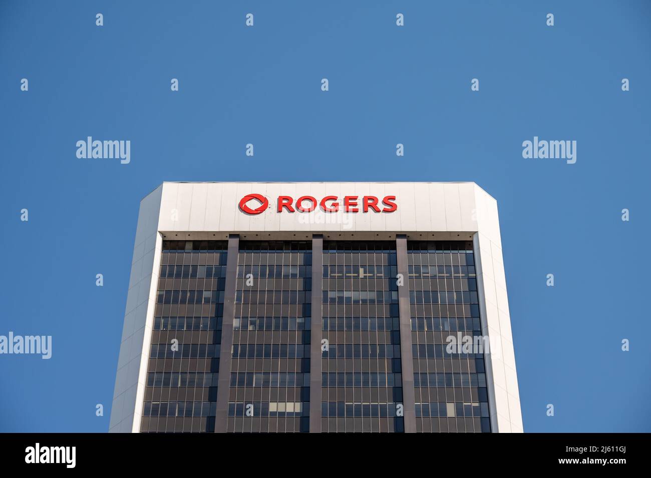 Calgary, Alberta - 24 aprile 2022: Logo Rogers negli uffici di Calgary. Foto Stock