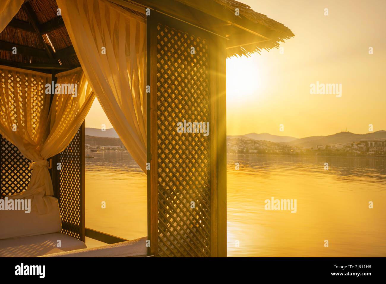 Gazebo per matrimoni sul mare con il sole all'alba. Foto Stock