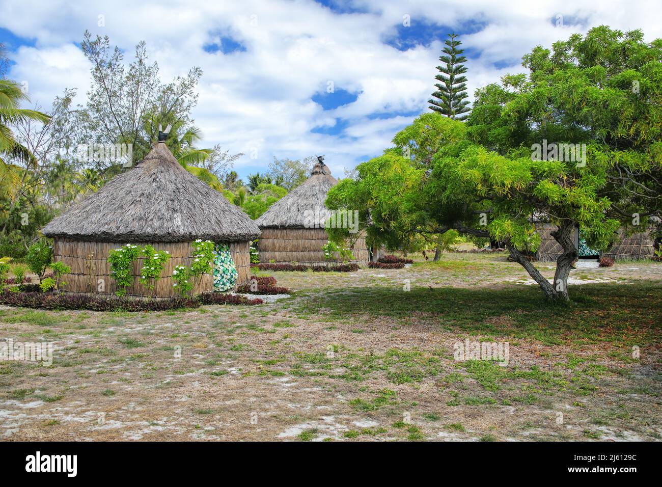 Tradizionali case Kanak sull isola Ouvea, Isole della Lealtà, Nuova Caledonia. Kanak sono i melanesiani indigeni abitanti della Nuova Caledonia. Foto Stock
