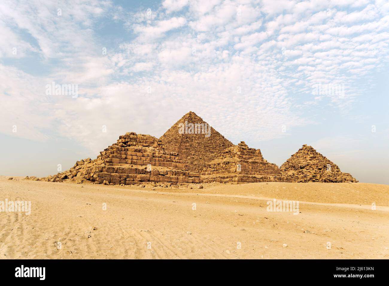 Piramidi di Giza al Cairo, Egitto. Vista generale delle piramidi dall'Altopiano di Giza tre e piramidi satellite sul lato anteriore. Poi in ordine Piramide di Menkaur Foto Stock