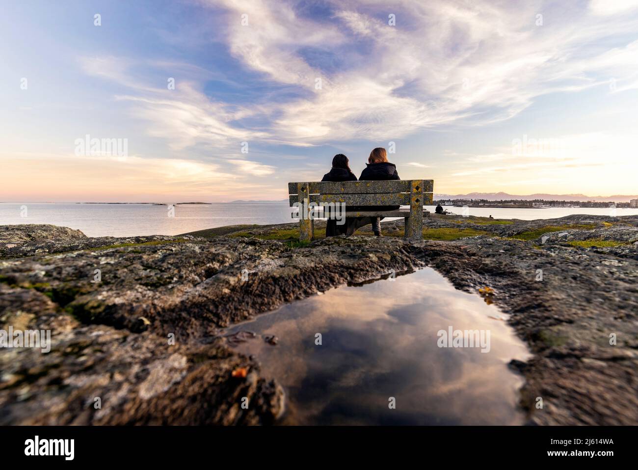 Persone che godono la vista al Cattle Point in Uplands Park in Oak Bay - Victoria, Vancouver Island, British Columbia, Canada Foto Stock