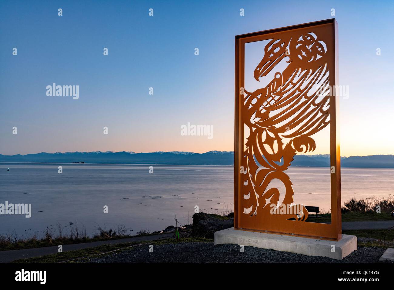 Scultura d'arte indigena vicino alla stazione della pompa di Macaulay Point e al Macaulay Point Park a Esquimalt - Victoria, Vancouver Island, British Columbia, CAN Foto Stock