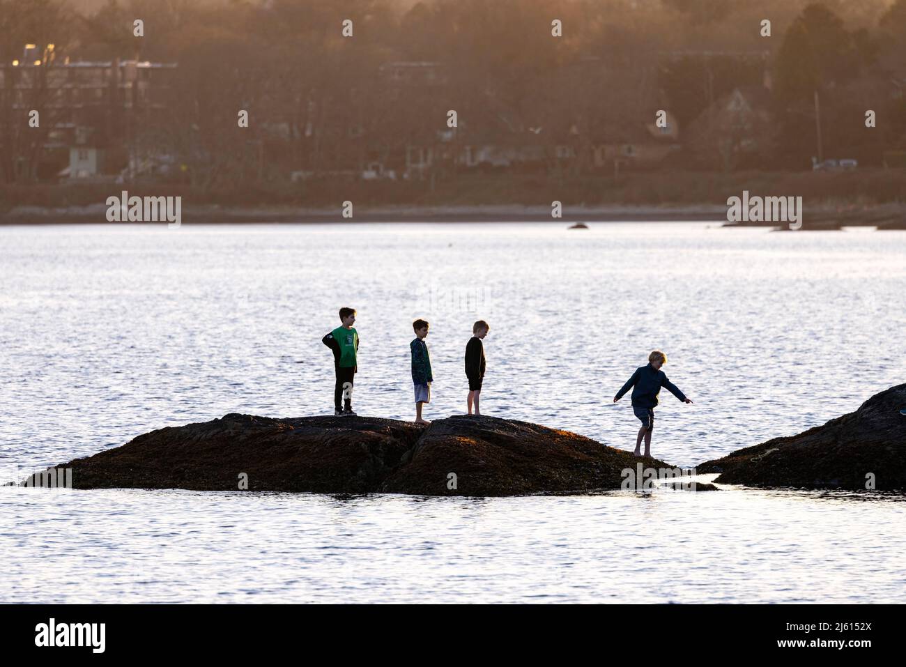 Bambini che giocano a Cattle Point in Uplands Park - Oak Bay, vicino a Victoria, Vancouver Island, British Columbia, Canada Foto Stock