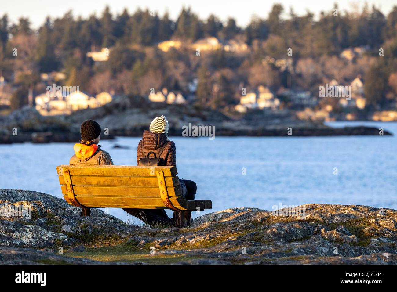 Persone che godono la vista al Cattle Point in Uplands Park in Oak Bay - Victoria, Vancouver Island, British Columbia, Canada Foto Stock