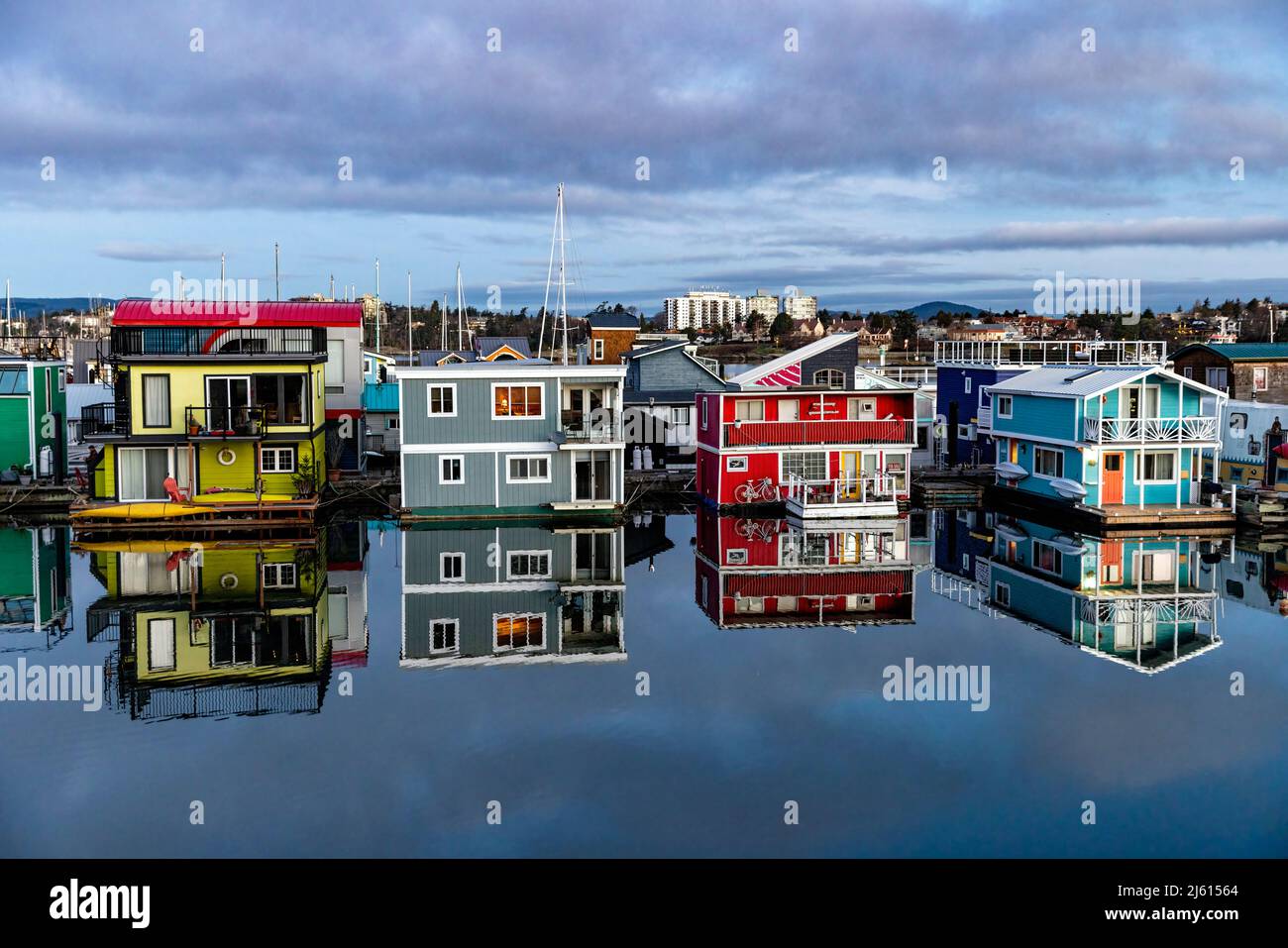 Colorate Case galleggianti al Fisherman's Wharf, Victoria's Inner Harbour - Victoria, Vancouver Island, British Columbia, Canada Foto Stock