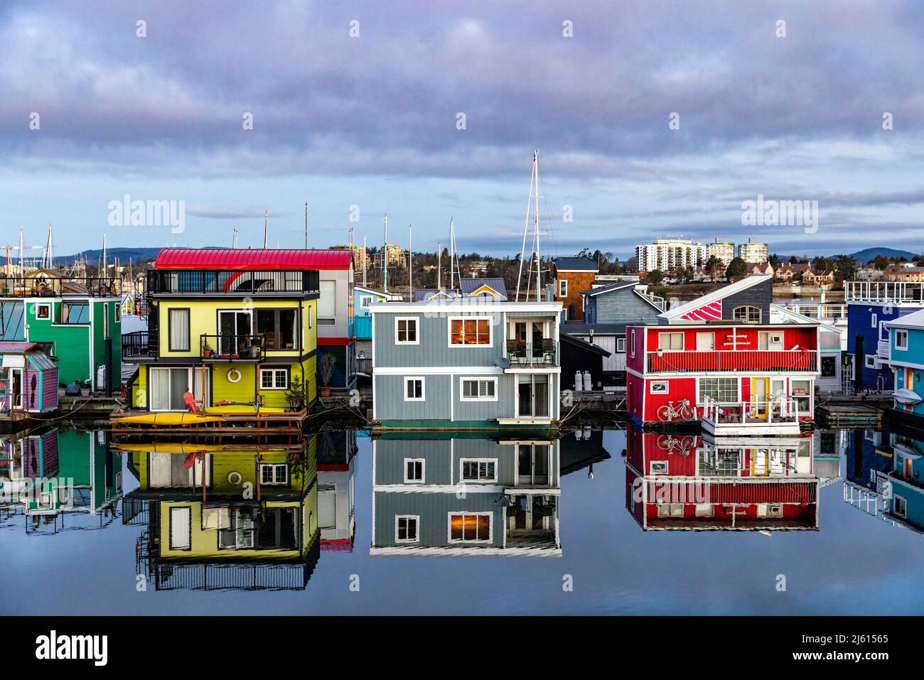 Colorate Case galleggianti al Fisherman's Wharf, Victoria's Inner Harbour - Victoria, Vancouver Island, British Columbia, Canada Foto Stock