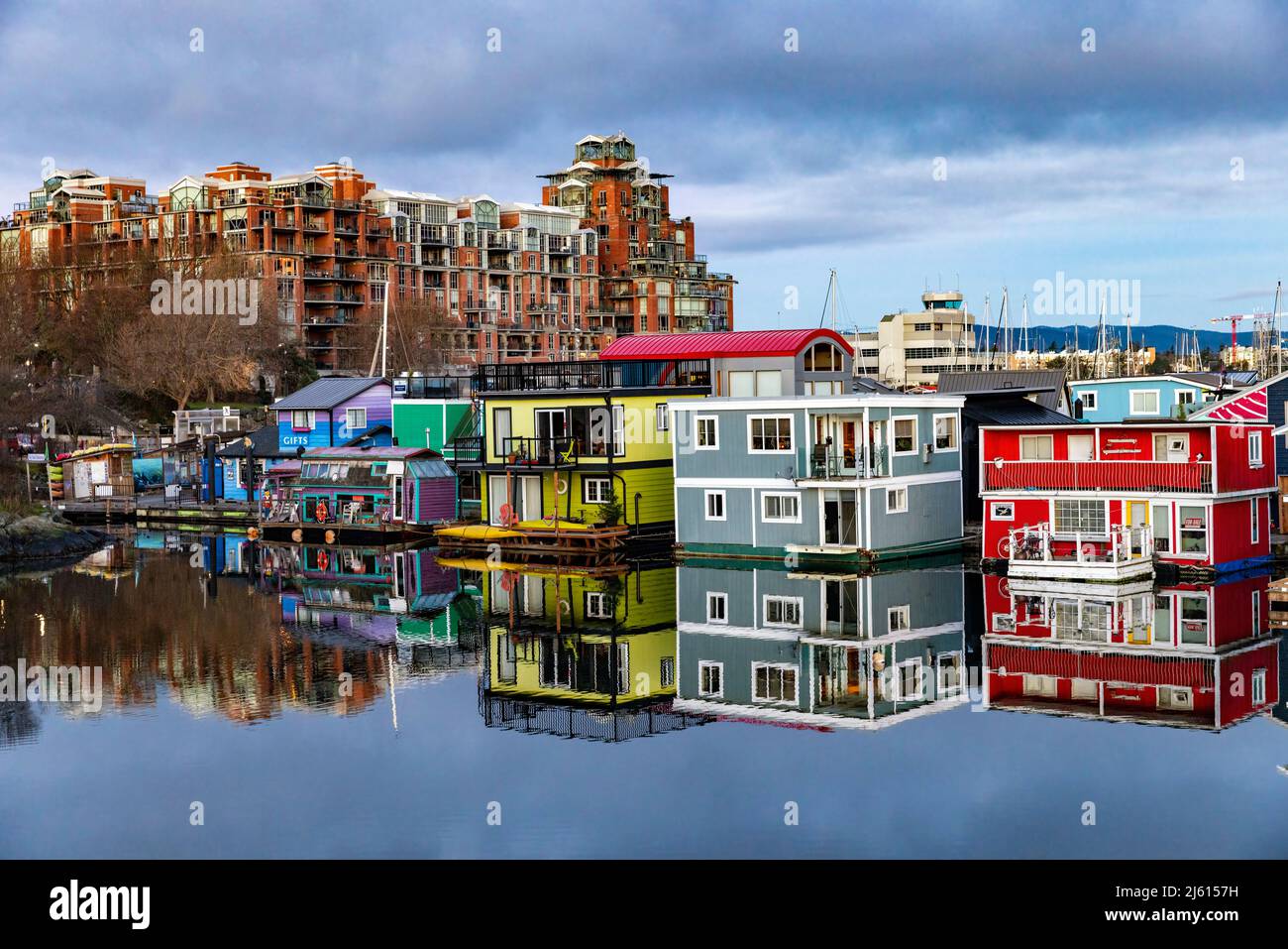 Colorate Case galleggianti al Fisherman's Wharf, Victoria's Inner Harbour - Victoria, Vancouver Island, British Columbia, Canada Foto Stock