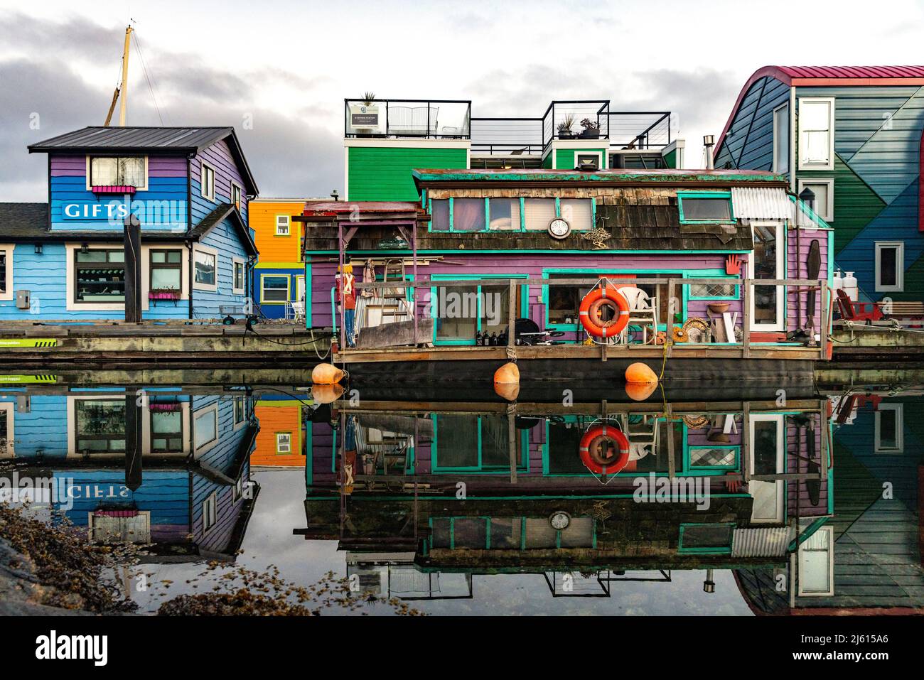 Colorate Case galleggianti al Fisherman's Wharf, Victoria's Inner Harbour - Victoria, Vancouver Island, British Columbia, Canada Foto Stock