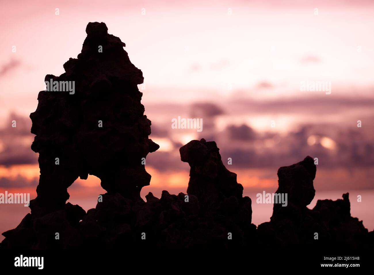 Silhouette di una montagna contro un tramonto viola Foto Stock
