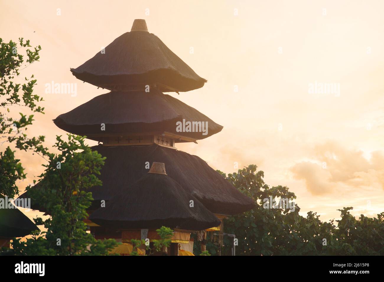 Tempio di Uluwatu al tramonto dorato. Bali. Indonesia Foto Stock