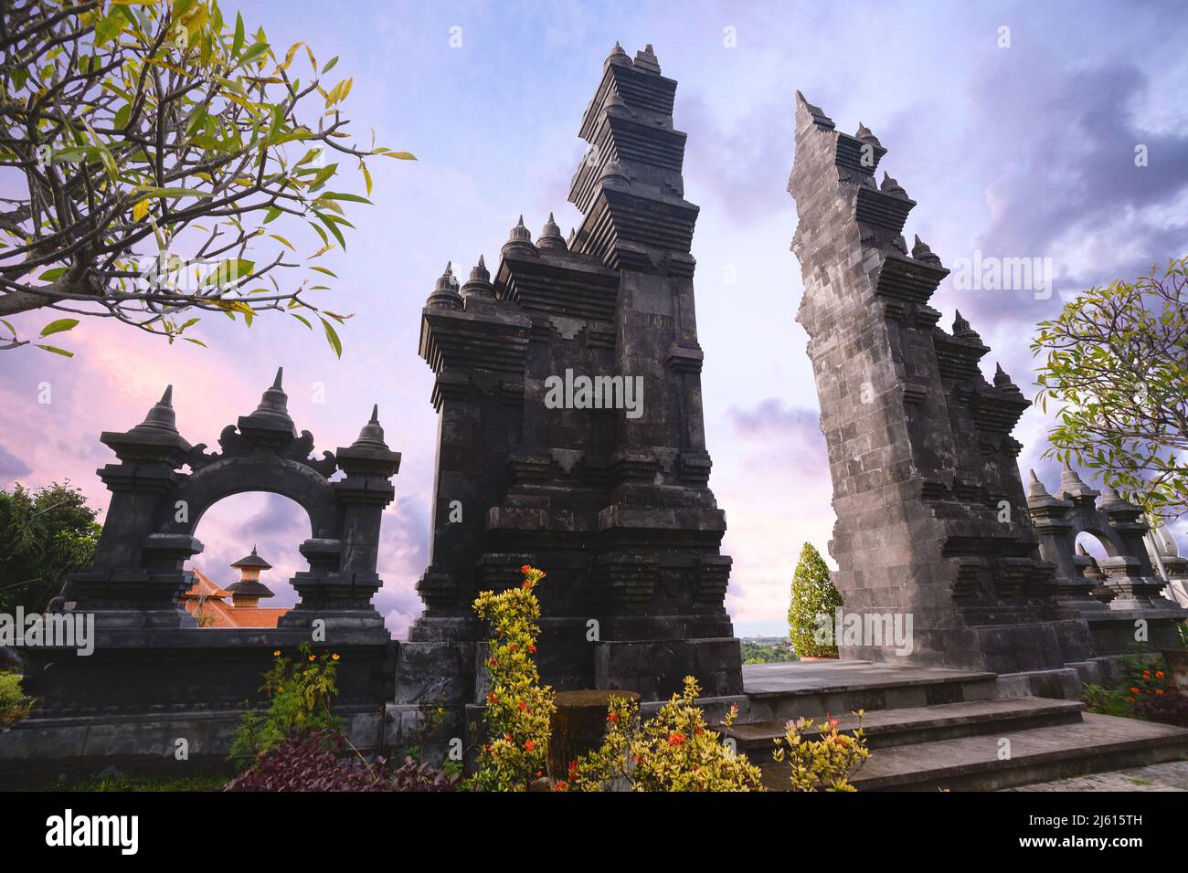Tempio di Brahmavihara-Arama al tramonto viola, Bali, Indonesia. Foto Stock