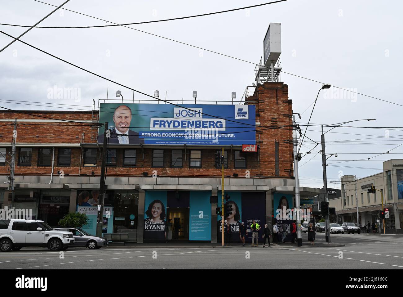 Billboard con annuncio per la rielezione di Josh Frydenberg come membro di Kooyong, al di sopra del candidato indipendente Dr Monique Ryan's Burke Rd avamposto campagna Foto Stock