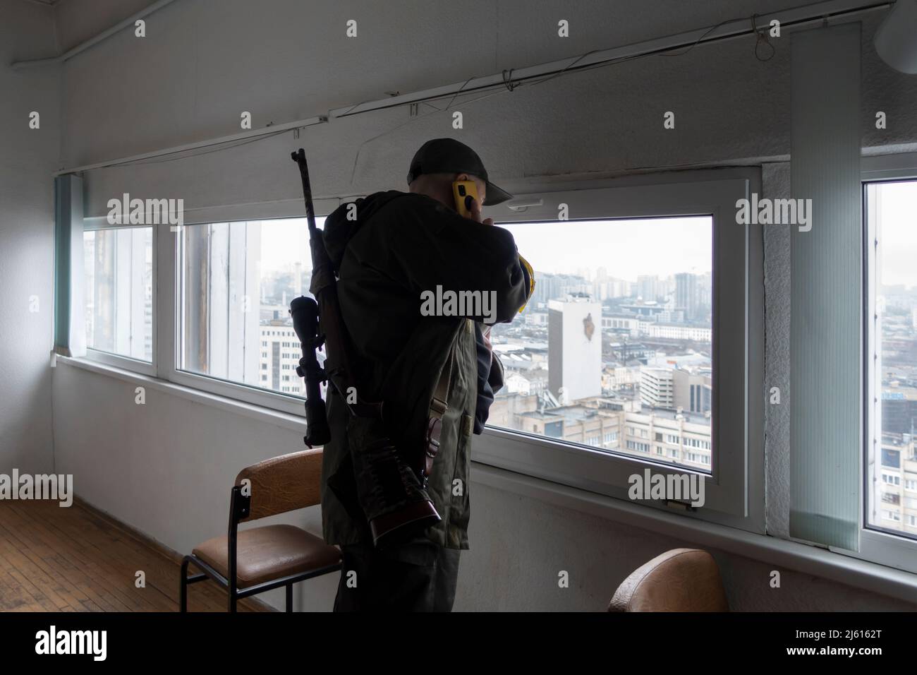 KIEV, UCRAINA 02 marzo. Un cecchino del battaglione di difesa di Kyiv prende posizione in un piano superiore di un edificio di uffici, mentre i funzionari temono che i sabotatori russi attaccheranno le infrastrutture della città e causeranno panico durante l'invasione russa dell'Ucraina il 02 marzo 2022 a Kiev, Ucraina. La Russia ha iniziato un'invasione militare dell'Ucraina dopo che il parlamento russo ha approvato trattati con due regioni separatiste nell'Ucraina orientale. E' il più grande conflitto militare in Europa dalla seconda guerra mondiale Foto Stock