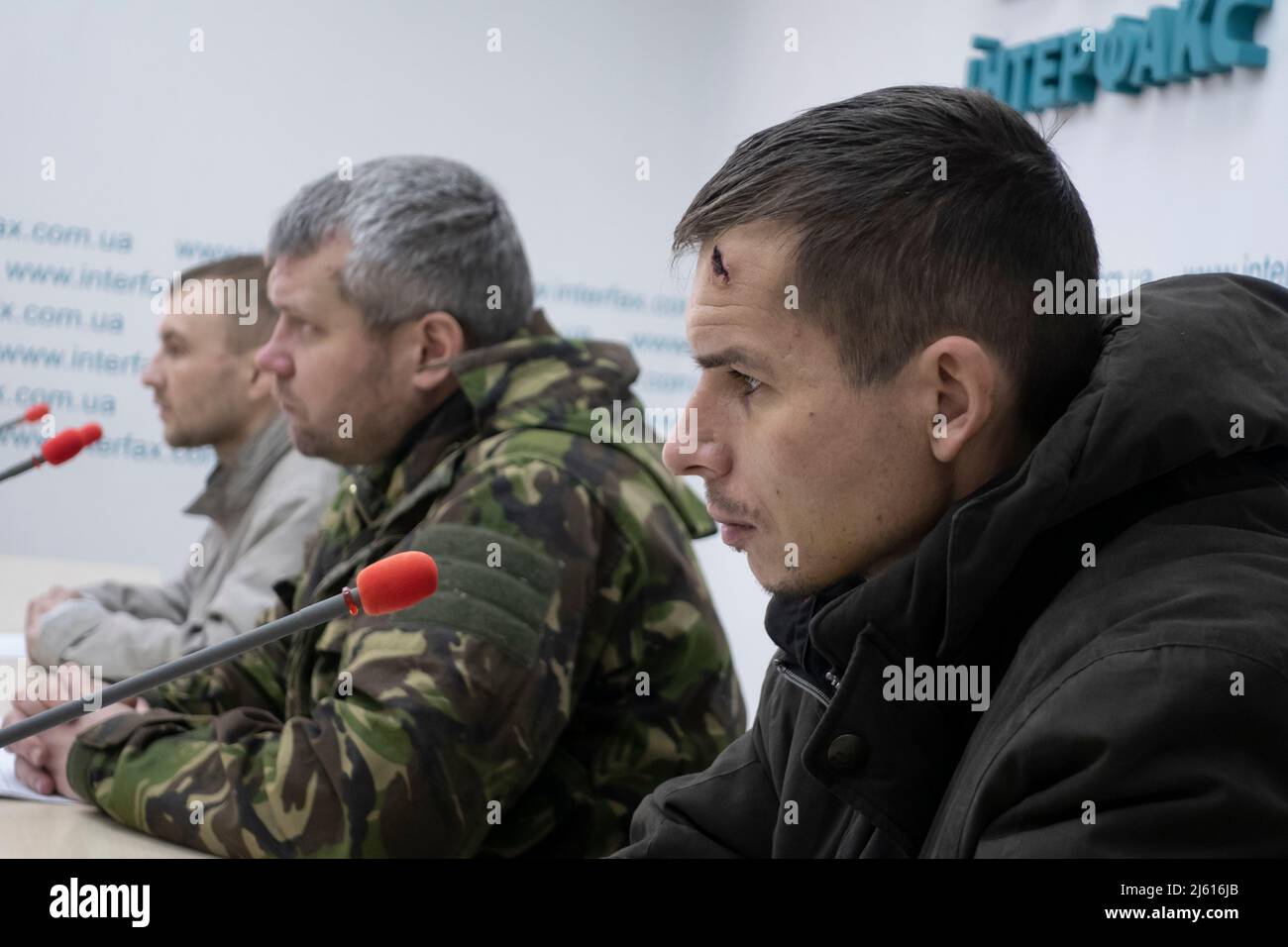 KIEV, UCRAINA 11 marzo. I piloti russi Alexey Glavovsky (L), Maxim Cristopa (C) e Alexey Kozlov (R), catturati dalle forze ucraine, partecipano ad una conferenza stampa, mentre l'invasione russa dell'Ucraina continua il 11 marzo 2022 a Kiev, Ucraina. La Russia ha iniziato un'invasione militare dell'Ucraina dopo che il parlamento russo ha approvato i trattati con due regioni in distacco nell'Ucraina orientale. È il più grande conflitto militare in Europa dalla seconda guerra mondiale Foto Stock