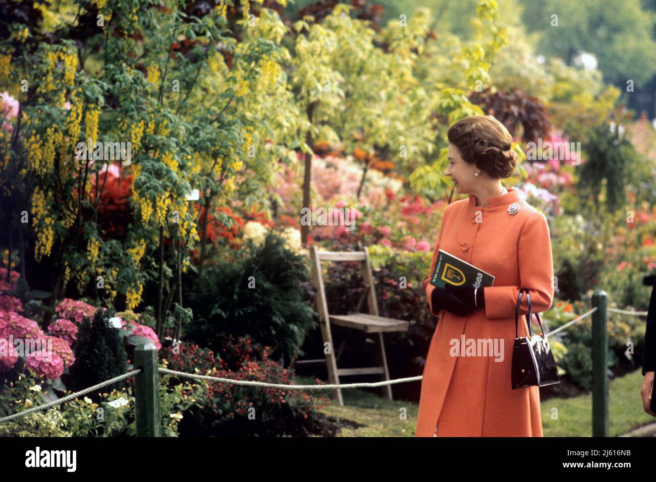 Foto di archivio datata 24/05/71 della regina Elisabetta II durante la sua visita al Chelsea Flower Show, come ritratto scultoreo floreale della regina sarà tra gli omaggi al monarca in occasione del suo Platinum Jubilee al RHS Chelsea Flower Show di quest'anno. Foto Stock