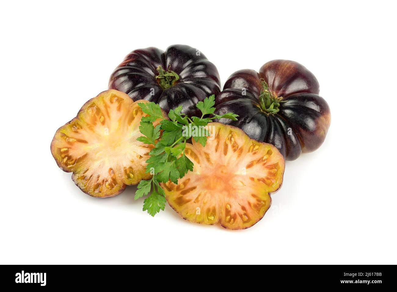 Pomodori rari di tipo blu, dal sapore intenso e dall'aspetto particolare, interi e tagliati a metà. Isolato su sfondo bianco. Spazio di copia. Foto Stock