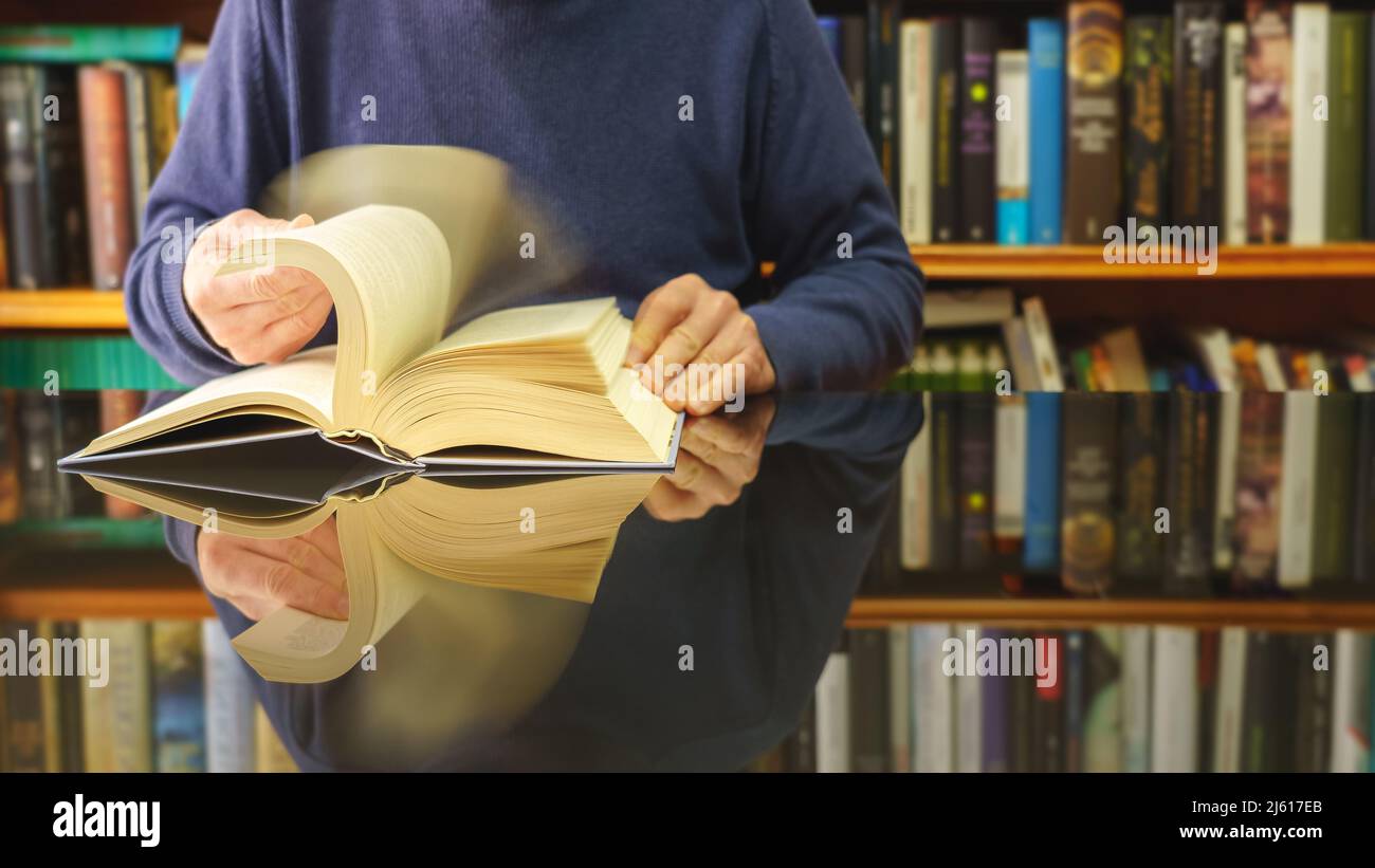 libro di lettura dell'uomo bianco ad un tavolo di vetro e sfondo della libreria con i lotti dei libri. Spazio di copia. Sfondo. Foto Stock