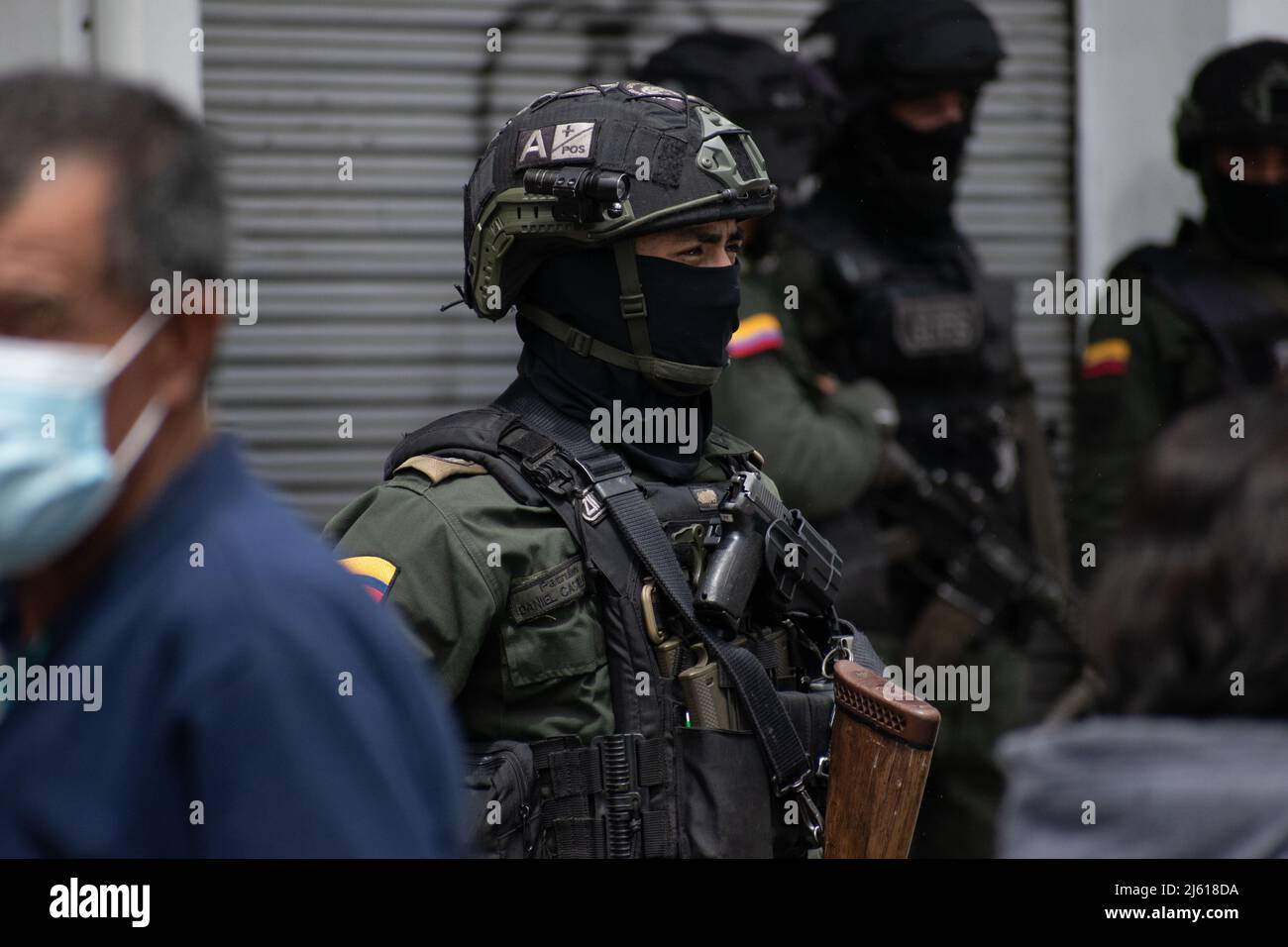 La squadra di operazioni speciali colombiana 'GOES' guardiana un luogo di evento durante la campagna presidenziale del candidato di destra Federico 'fico' Gutierrez per il partito politico 'Equipo por Colombia' a Passo - Narino, Colombia il 26 aprile 2022. Foto di: Camilo Erasso/Long Visual Press Foto Stock