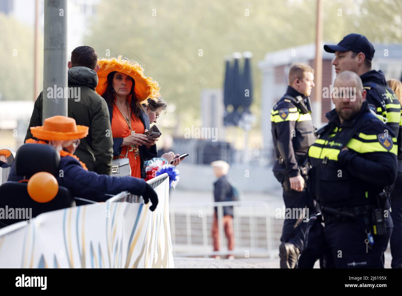 MAASTRICHT -Olanda, 2022-04-27 07:58:22 MAASTRICHT - i primi fan arancioni durante il King's Day a Maastricht. Dopo due anni di corona silenziosa, gli olandesi festeggiano ancora una volta il giorno del Re come al solito. ANP MARCEL VAN HORN olanda OUT - belgio OUT Foto Stock