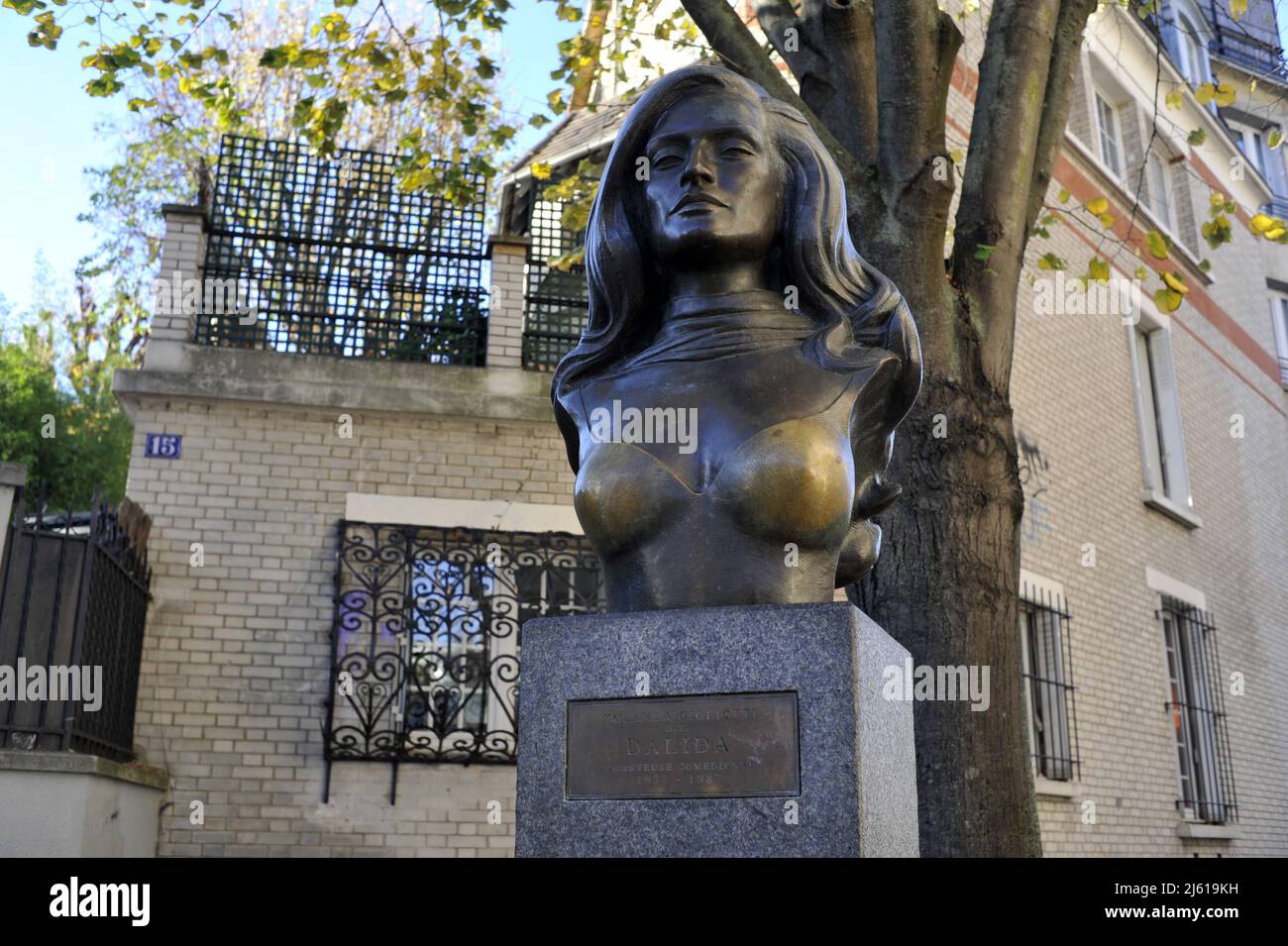 PARIGI (75) 18 ARR. LA COLLINA DI MONTMARTRE. PLACE DALIDA, IL BUSTO BRONZEO DELLA CANTANTE DALIDA, REALIZZATO NEL 1997 DALLO SCULTORE ASLAN IN OCCASIONE DELLA Foto Stock