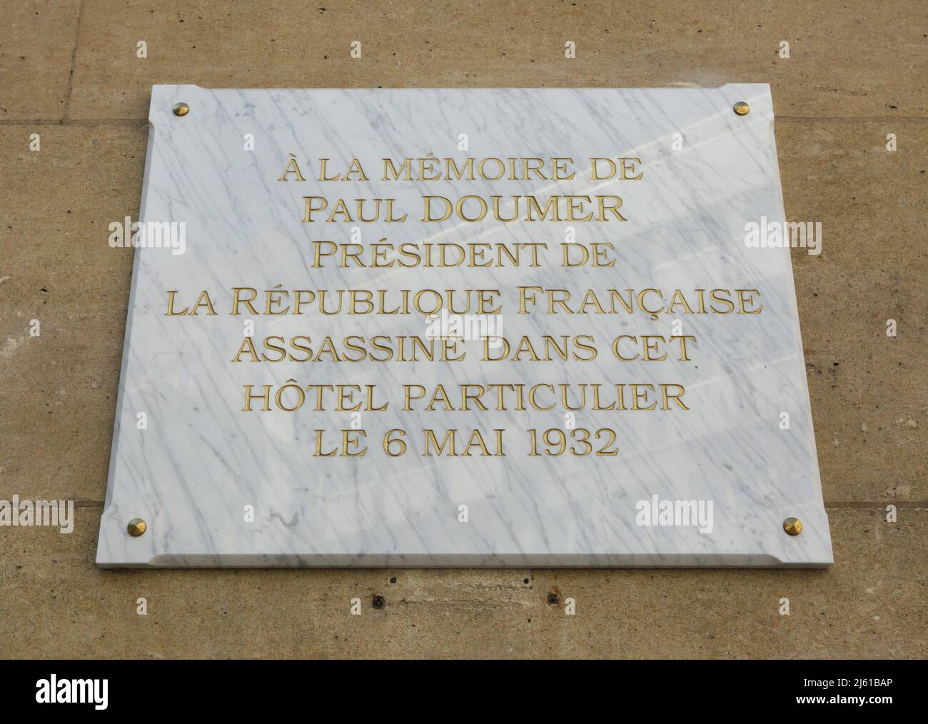 Targa commemorativa dedicata al presidente francese Paul Doumer sul Hôtel Salomon de Rothschild a Parigi, Francia. Il presidente Paul Doumer è stato assassinato in questo luogo dal russo emigrato Paul Gorguloff (detto anche Pavel Gorgulov) il 6 maggio 1932. Foto Stock