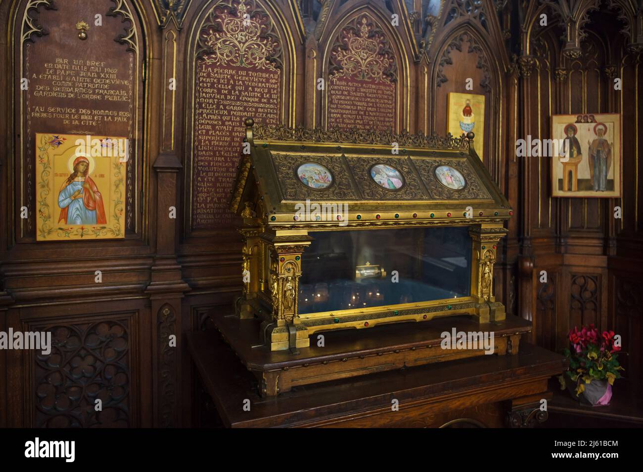 Reliquiario di Saint Genevieve contenente il suo osso dito visualizzato nella Cappella di Saint Genevieve nella Chiesa di Saint-Étienne-du-Mont (Église Saint-Étienne-du-Mont) a Parigi, Francia. La tomba originale di San Genevieve e le sue reliquie furono distrutte durante la Rivoluzione Francese. Foto Stock