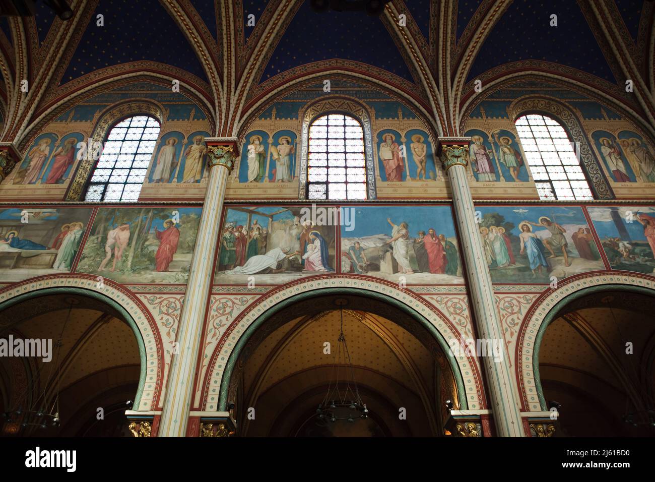 Dipinti murali del pittore francese Jean-Hippolyte Flandrin (1856-1863) nella navata principale della Chiesa di Saint-Germain-des-Prés a Parigi, Francia. Foto Stock