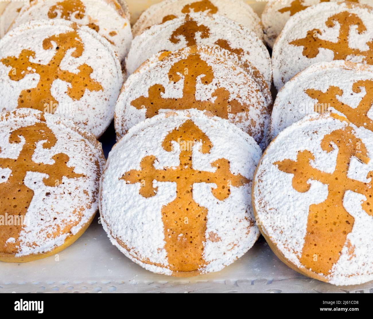 Torta de Santiago (galiziano), Tarta de Santiago (spagnolo) o torta di San Giacomo' è una torta di mandorle con una tradizione in Galizia che risale al Medio A. Foto Stock