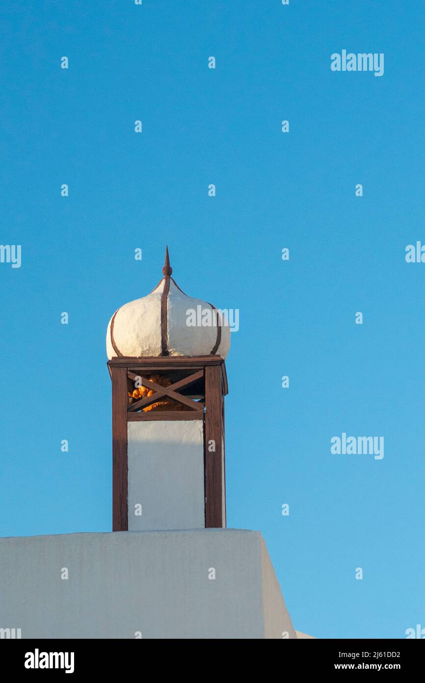 Splendidi camini sono tipici delle case tradizionali di Lanzarote, una delle isole Canarie. Foto Stock