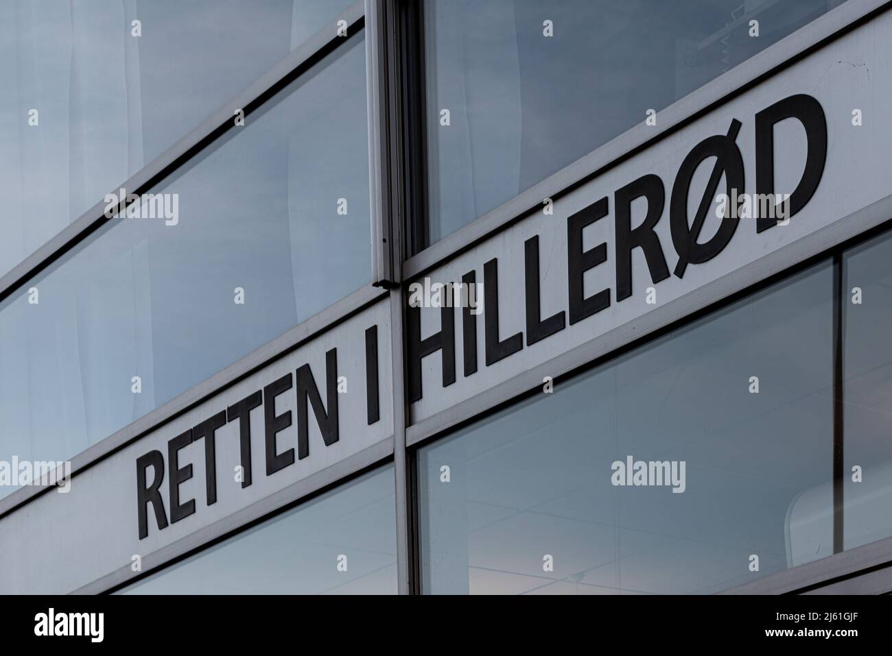 Firma con il testo RETTEN i Hillerød sulla facciata in vetro del tribunale di Hillerød, Danimarca, 26 novembre 2021 Foto Stock