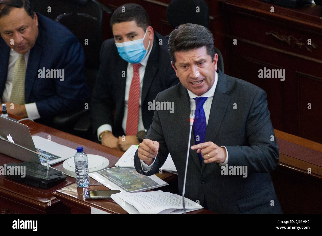 Il ministro della Difesa della Colombia, Diego Molano, interviene durante la mozione per censura al ministro della Difesa della Colombia, Diego Molano, al congresso colombiano Foto Stock