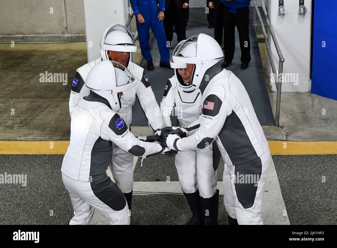 I membri di SpaceX NASA Crew-4 Jessica Watkins, Robert Hines, Kjell Lindgren e Samantha Cristoforetti conducono un rallegratore di gruppo dopo aver camminato fuori dal Neil Armstrong o&C Building al Kennedy Space Center, Florida, mercoledì 27 aprile 2022. Foto di Joe Marino/UPI Credit: UPI/Alamy Live News Foto Stock