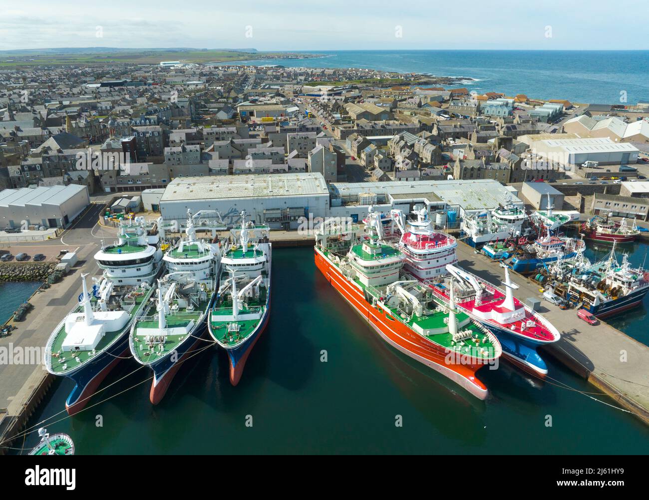 Vista aerea dei pescherecci da traino nel porto di pesca e nel porto di Fraserburgh, Aberdeenshire, Scozia, Regno Unito Foto Stock