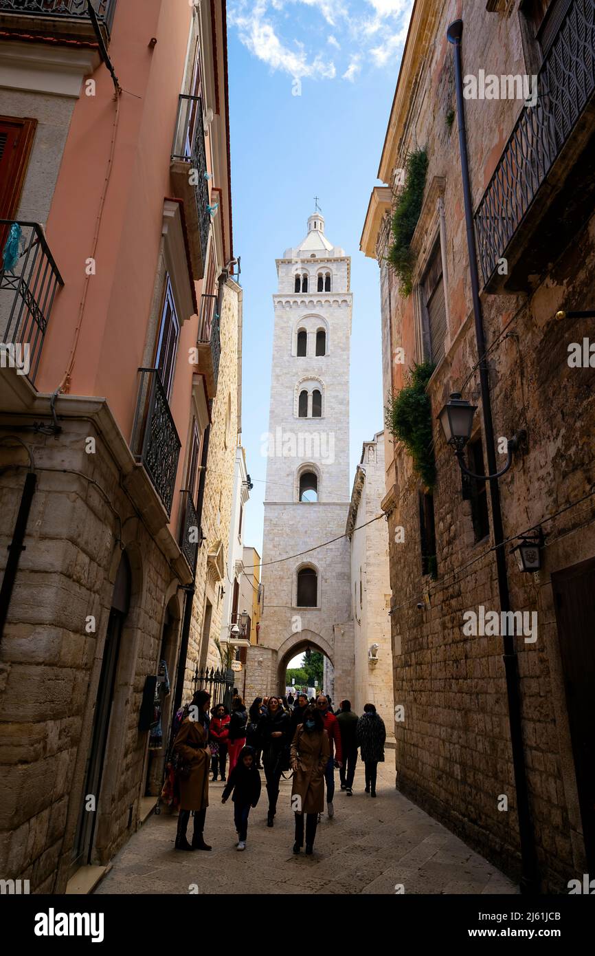 Vista sulla strada della Cattedrale di Santa Maria maggiore, Barletta, Puglia, Italia. Foto Stock