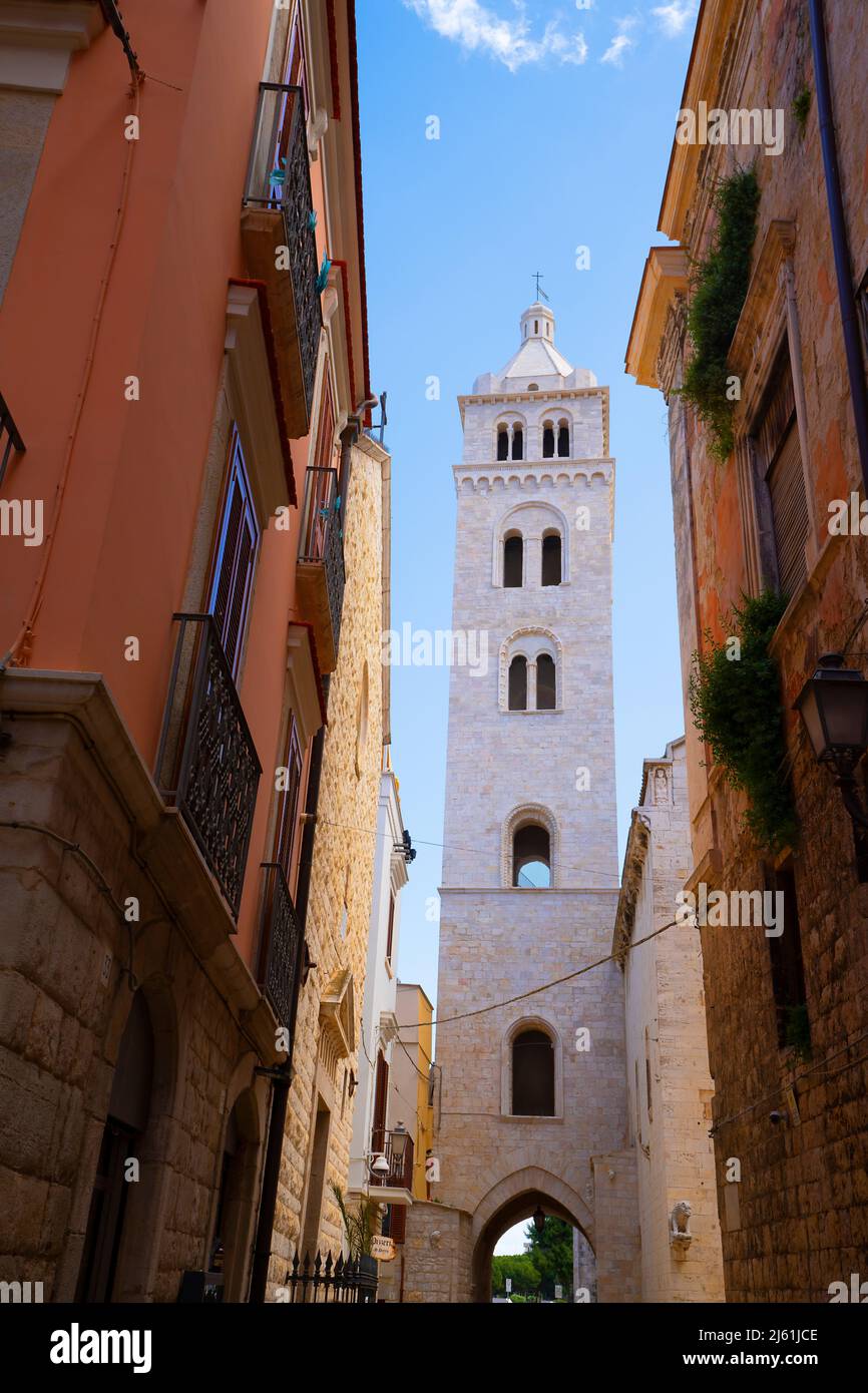 Vista sulla strada della Cattedrale di Santa Maria maggiore, Barletta, Puglia, Italia. Foto Stock