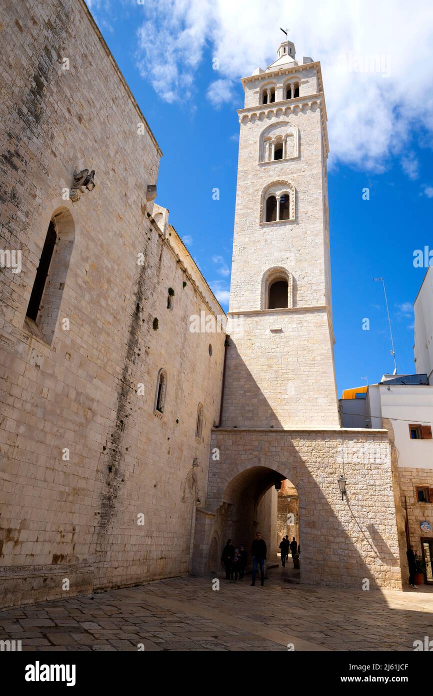 Vista sulla strada della Cattedrale di Santa Maria maggiore, Barletta, Puglia, Italia. Foto Stock