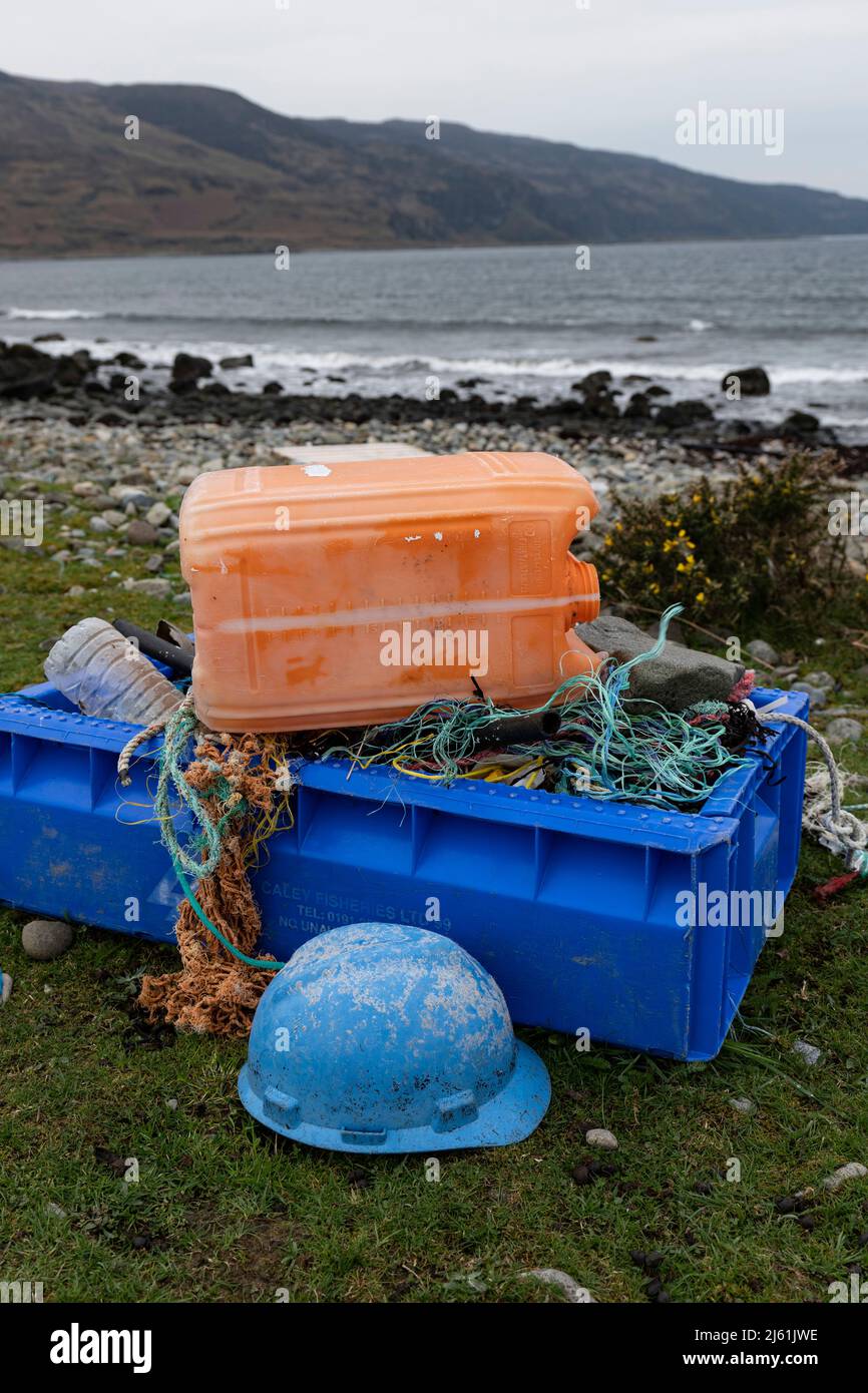 I detriti di plastica inquinati raccolti dalla spiaggia di Traigh Bhain Lagain a Lochbuie Foto Stock