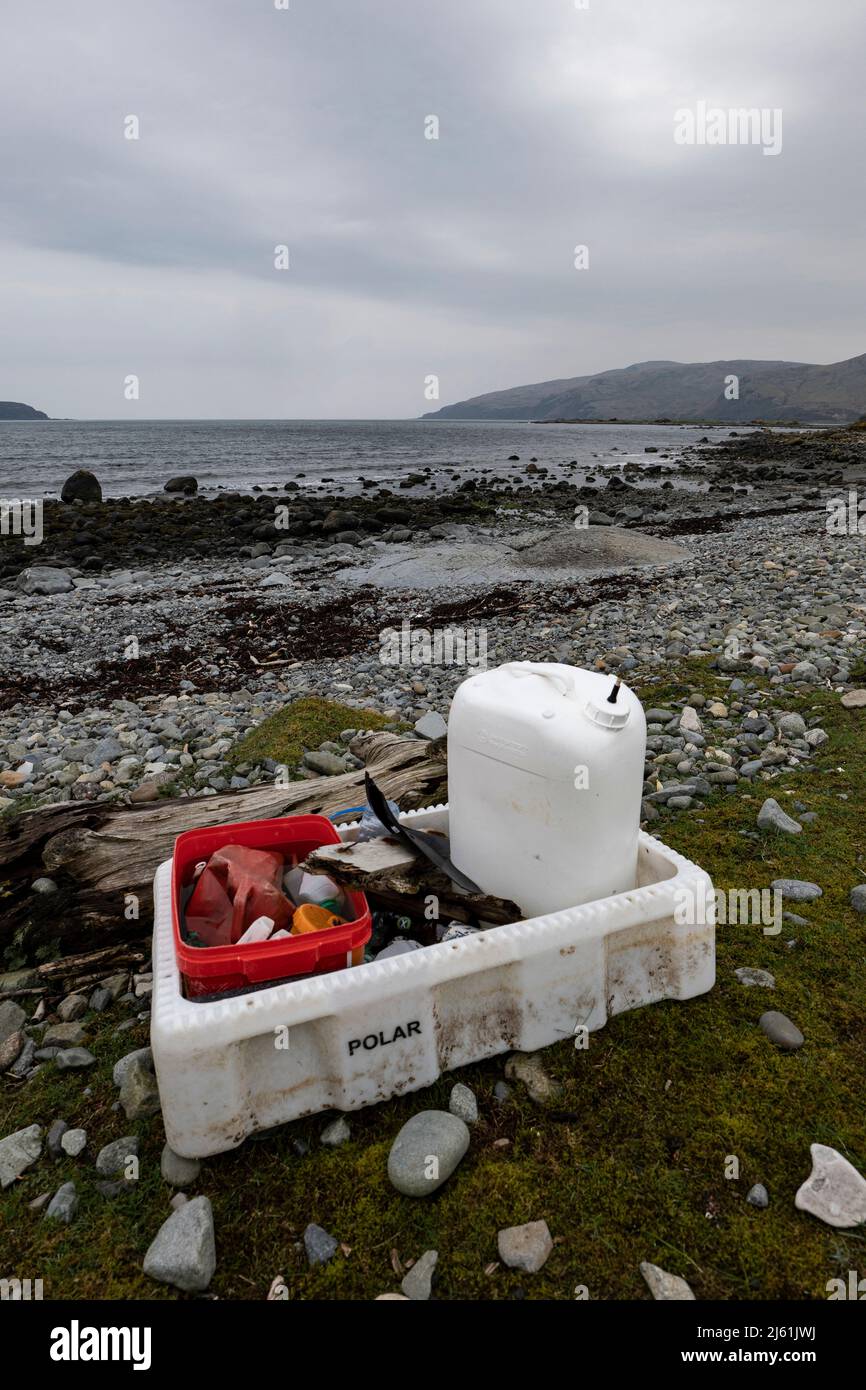I detriti di plastica inquinati raccolti dalla spiaggia di Traigh Bhain Lagain a Lochbuie Foto Stock