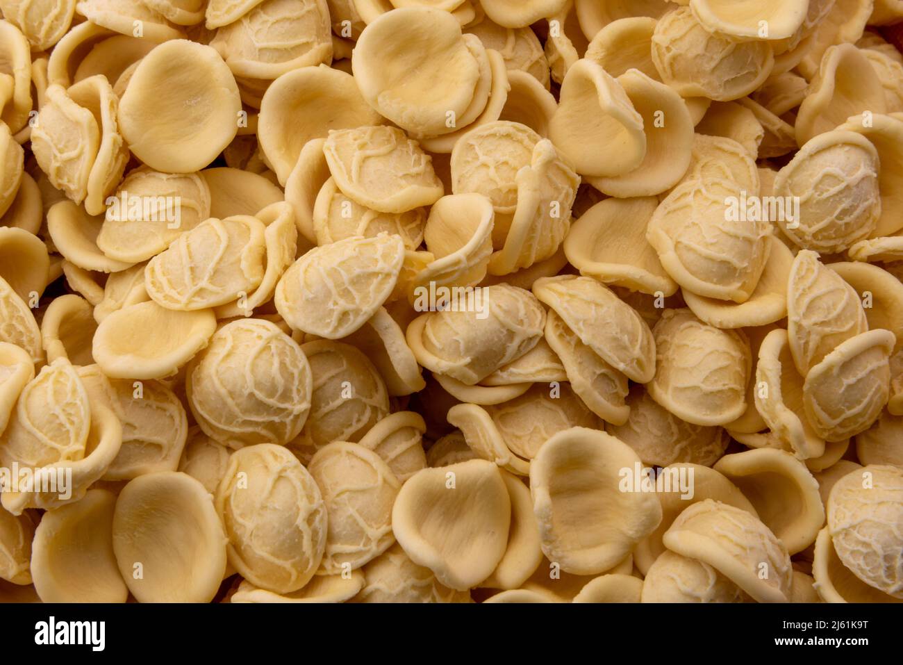 Orecchiette, pasta italiana pugliese a base di farina di grano duro e acqua, tipica della cucina pugliese, vista dall'alto Foto Stock