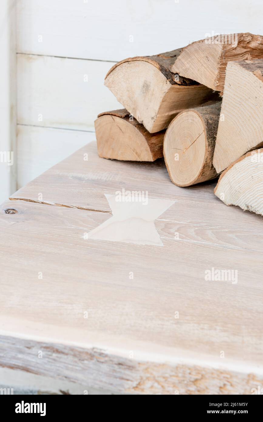 Panca di legno riparata con un metodo tradizionale a farfalla o a farfalla Foto Stock